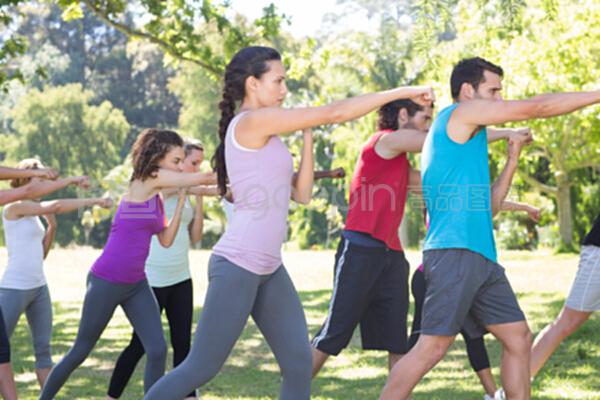 公园里的健身团体 汗水与技术的交流场